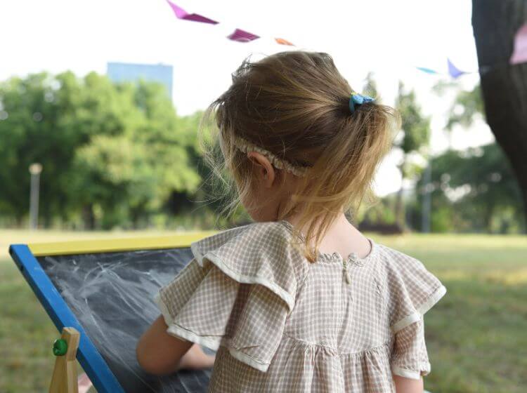 Devojčica crta na tabli