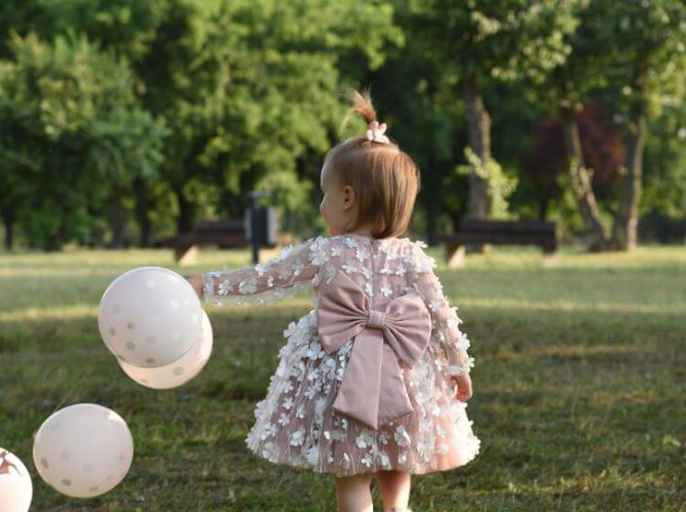 Devojčica sa balonima